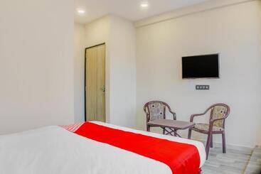 هتل Oyo 79075 Safal Rooms