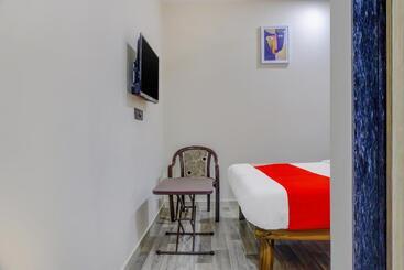 هتل Oyo 79075 Safal Rooms