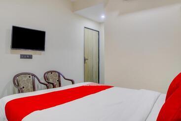 هتل Oyo 79075 Safal Rooms
