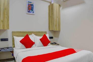 هتل Oyo 79075 Safal Rooms