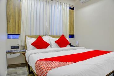 هتل Oyo 79075 Safal Rooms