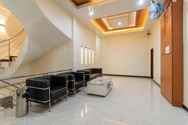 هتل Reddoorz Plus Near Ramayana Pematangsiantar