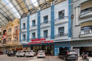 هتل Reddoorz Plus Near Ramayana Pematangsiantar