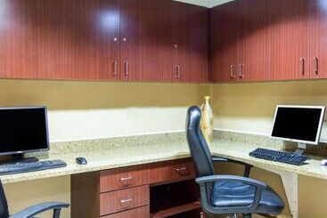 هتل Comfort Inn & Suites Airport Convention Center