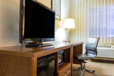 هتل Comfort Inn & Suites Airport Convention Center