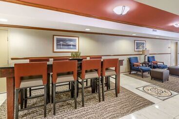 هتل Comfort Inn & Suites Airport Convention Center