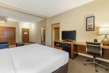 هتل Comfort Inn & Suites Airport Convention Center