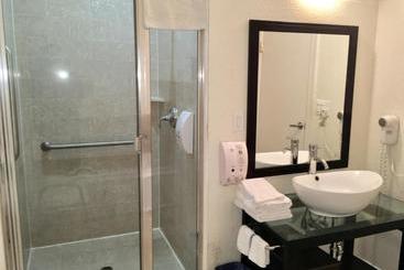 هتل Americas Best Value Inn & Suites  Soma