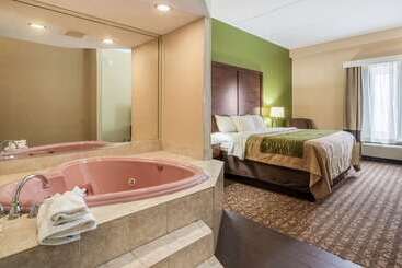هتل Comfort Inn & Suites Panama City North