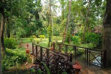 هتل Kayaloram Heritage Lake Resort