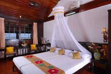 هتل Kayaloram Heritage Lake Resort