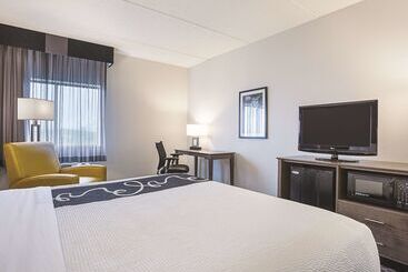 هتل La Quinta By Wyndham Baltimore Bwi Airport