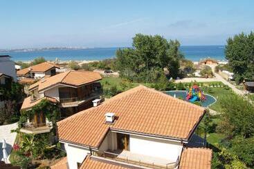 בית מלון כפרי Laguna Beach Resort & Spa