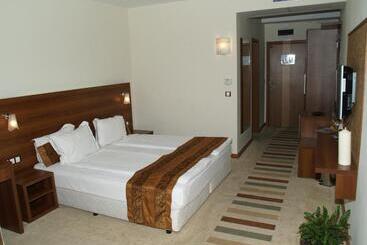 בית מלון כפרי Laguna Beach Resort & Spa