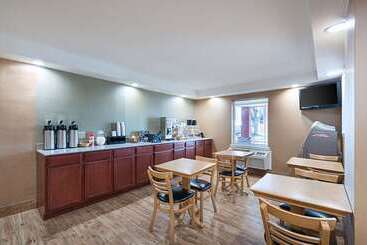 هتل Quality Inn Near Pimlico Racetrack