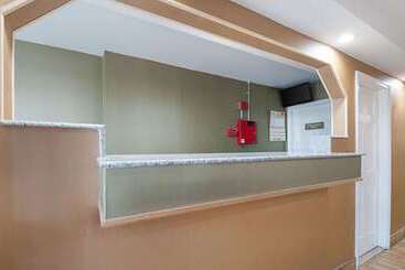 هتل Quality Inn Near Pimlico Racetrack