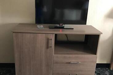 هتل Quality Inn Near Pimlico Racetrack