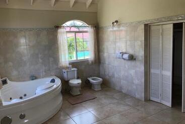 هتل Retreat Guest House