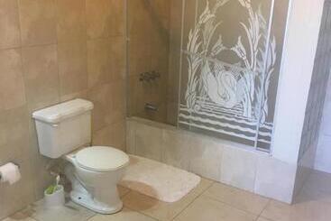 هتل Retreat Guest House