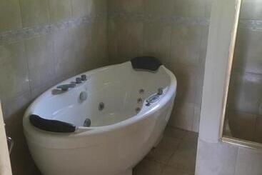 هتل Retreat Guest House