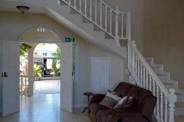 هتل Retreat Guest House