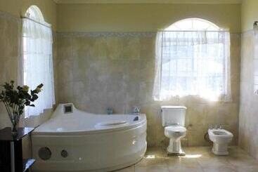 هتل Retreat Guest House
