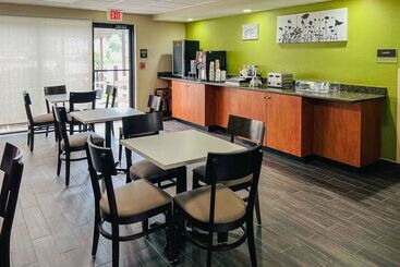 هتل Clarion Pointe Lakeland I 4
