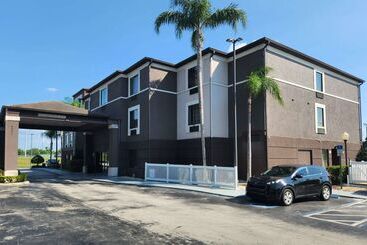هتل Clarion Pointe Lakeland I 4