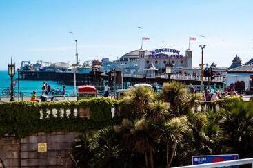هتل A&o Brighton Beach