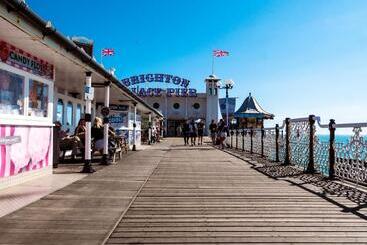 هتل A&o Brighton Beach