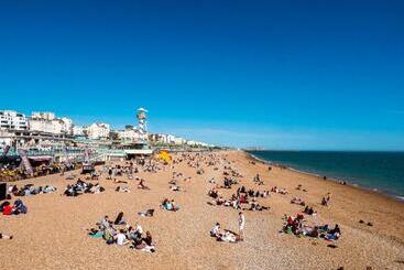 هتل A&o Brighton Beach