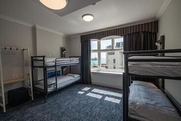 هتل A&o Brighton Beach