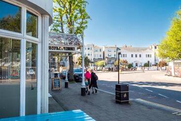 هتل A&o Brighton Beach
