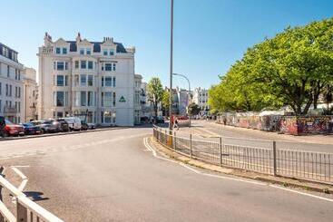 هتل A&o Brighton Beach