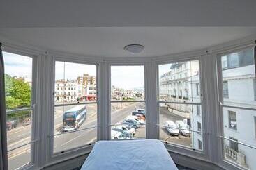 هتل A&o Brighton Beach