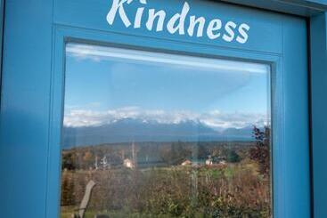 تختخواب و صبحانه Good Karma Inn