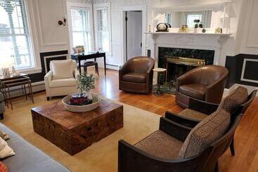 هتل Sand Bar Cottage Inn
