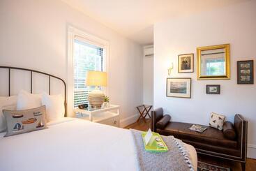 هتل Sand Bar Cottage Inn