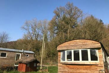 هتل Shepherds Huts Ham Hill, 2 Double Beds, Bathroom, Lounge, Diner, Kitchen, Love Dogs & Cats Looking O