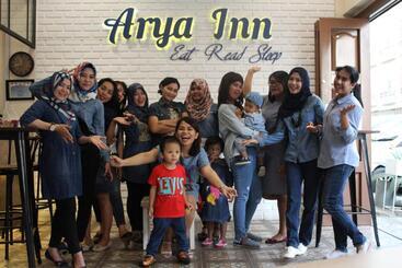 تختخواب و صبحانه Arya Inn