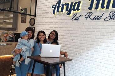 تختخواب و صبحانه Arya Inn