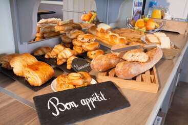 Brit Hotel    Aux Hortensias    Lannion Perros Guirec