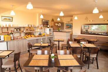 Brit Hotel    Aux Hortensias    Lannion Perros Guirec