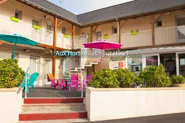 Brit Hotel    Aux Hortensias    Lannion Perros Guirec