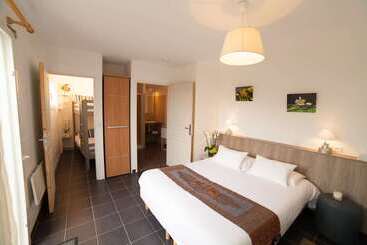 Brit Hotel    Aux Hortensias    Lannion Perros Guirec