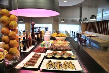 هتل Travelodge Málaga Airport