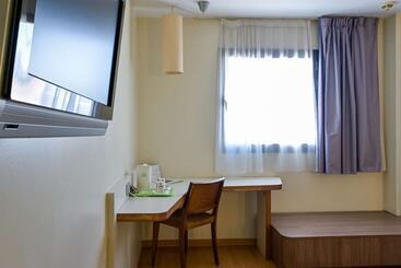 هتل Travelodge Málaga Airport