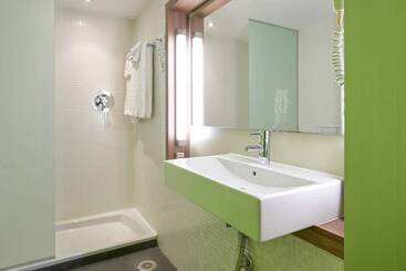 هتل Travelodge Málaga Airport