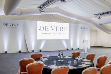 هتل De Vere Cotswold Water Park
