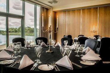هتل De Vere Cotswold Water Park